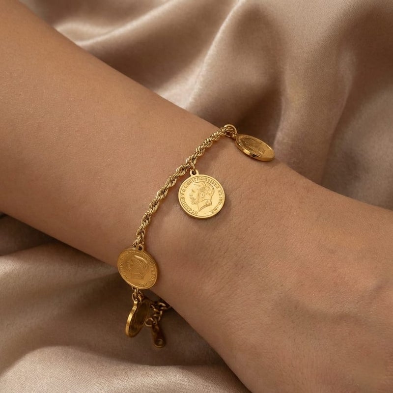 انسيال ذهبي مصنوع من الستانلس ستيل المقاوم للصدأ، يتميز بتصميم السلسلة المجدولة المزدانة بخمس عملات كلاسيكية لمظهر فخم، مع قفل قابل للتعديل ليناسبكِ. - Image 2